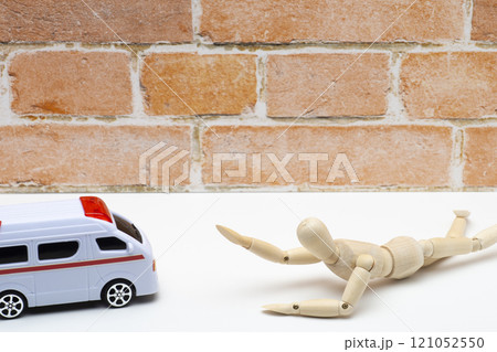 助けを求めるマネキンと駆け付けた救急車 121052550