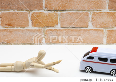助けを求めるマネキンと駆け付けた救急車 助けを求めるマネキンと駆け付けた救急車 121052553