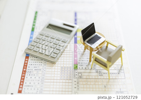確定申告  ミニチュアのパソコンと電卓と確定申告書 121052729