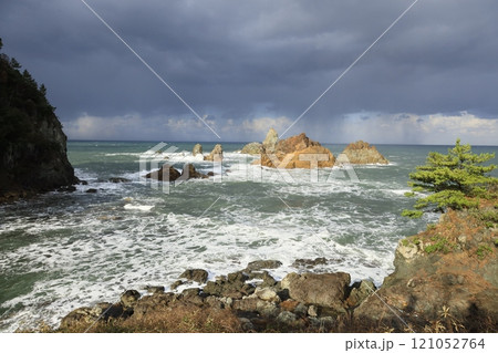 ユネスコ　世界ジオパークの日本海　穴見海岸 121052764