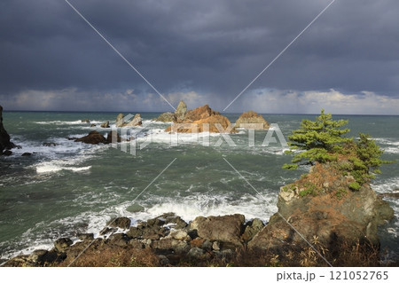 ユネスコ　世界ジオパークの日本海　穴見海岸 121052765