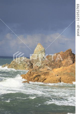 ユネスコ　世界ジオパークの日本海　穴見海岸 121052769