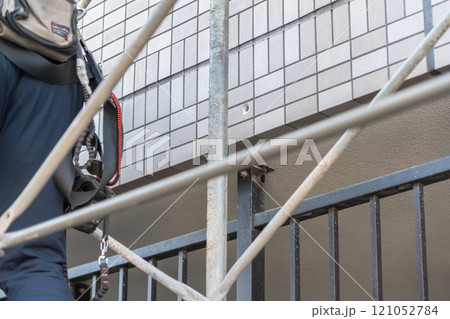 【マンション大規模修繕工事　足場を作る作業員】 121052784