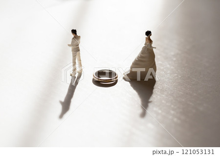 離婚 別離 別れる夫婦 カップル イメージ 121053131