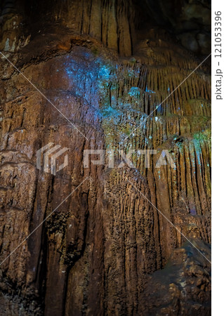秋芳洞 石灰華の滝【山口県美祢市】 秋芳洞 石灰華の滝【山口県美祢市】 121053396