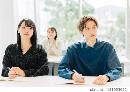 授業を受ける大学生　  121053622