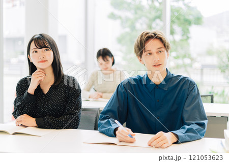 授業を受ける大学生   授業を受ける大学生   121053623
