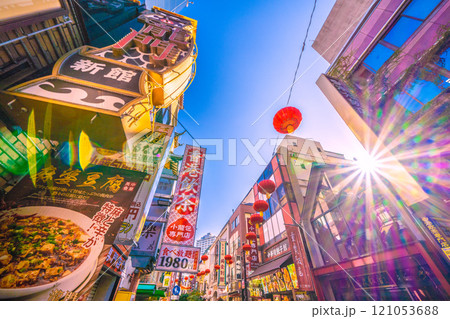 日本の横浜都市景観 朝の光。横浜中華街・中華街大通りなどを望む。新時代に希望の光…＝3日 121053688
