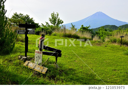 御坂山地 若彦路街道古道の大石峠より望む富士山 御坂山地 若彦路街道古道の大石峠より望む富士山 121053973