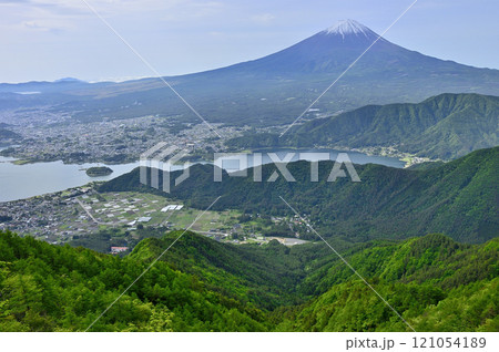 御坂山地の中藤山より　春の富士山を望み河口湖を見下ろす 121054189