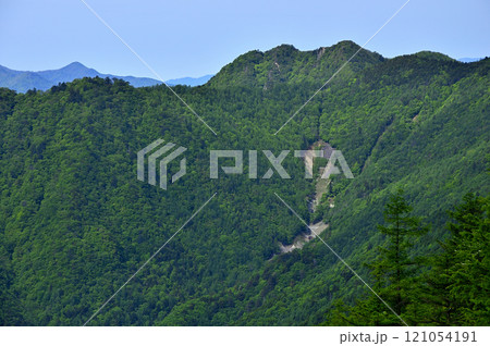 新緑の御坂山地 中藤山より雪頭ヶ岳と鬼ヶ岳を望む 新緑の御坂山地 中藤山より雪頭ヶ岳と鬼ヶ岳を望む 121054191