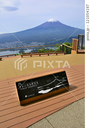 春の御坂山地　新道峠　FUJIYAMAツインテラスのファーストテラスより望む富士山 121054197