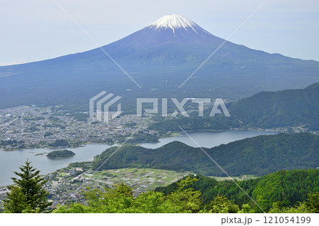 春の御坂山地 新道峠より富士山と河口湖の眺め 春の御坂山地 新道峠より富士山と河口湖の眺め 121054199