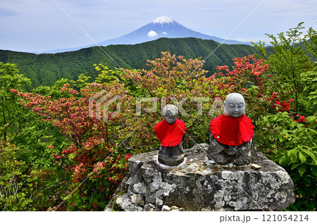 春の御坂山地　釈迦ヶ岳山頂より望む富士山 121054214