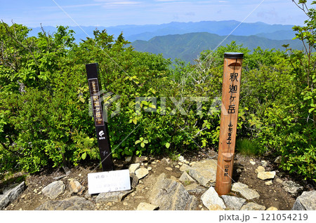 御坂山地　山梨百名山の釈迦ヶ岳山頂 121054219