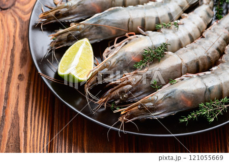 Raw big tiger ( king ) shrimps photography . Top view 121055669