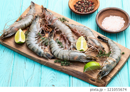 Raw big tiger ( king ) shrimps photography . Top view 121055674