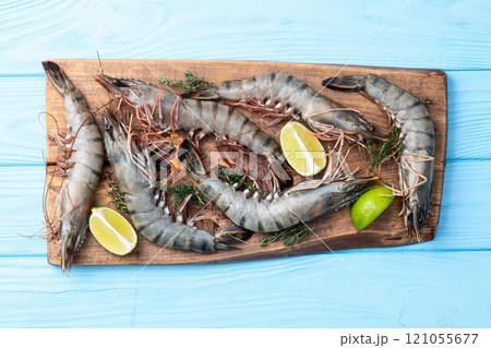 Raw big tiger ( king ) shrimps photography . Top view Raw big tiger ( king ) shrimps photography . Top view 121055677