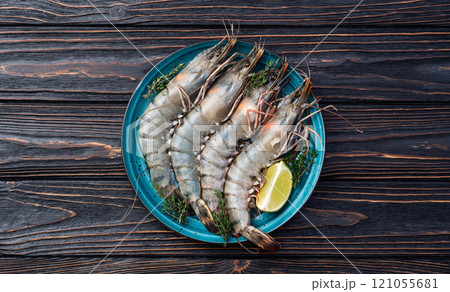 Raw big tiger ( king ) shrimps photography . Top view 121055681