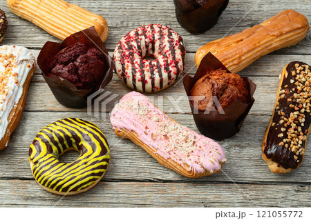 Mix of muffins ( cupcake ) chocolate , vanilla , berries . Top view 121055772