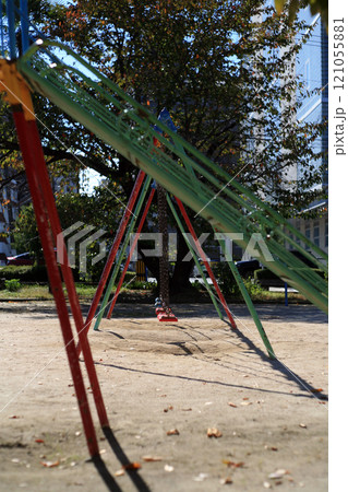 公園にある遊具 121055881