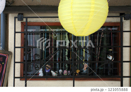 洋裁店の窓とぼんぼり 121055888