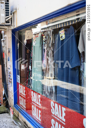 洋品店のガラス窓 121055891