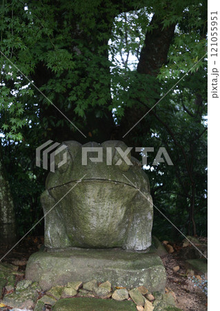 寺院のカエルの彫刻 121055951