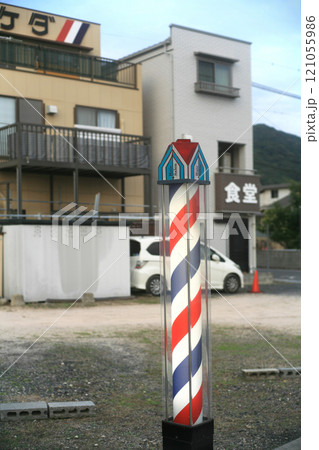 ローカル駅前の床屋のサイン 121055986