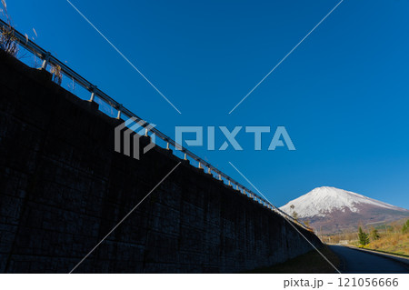 紅葉と冠雪した秋の富士山　道の駅 すばしり側 121056666