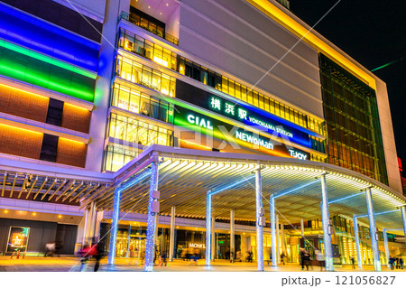 日本の横浜都市景観 師走。ライトアップされた横浜駅や大屋根などを望む=12月8日 日本の横浜都市景観 師走。ライトアップされた横浜駅や大屋根などを望む=12月8日 121056827