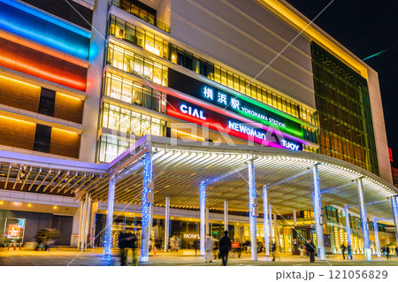 日本の横浜都市景観 師走。ライトアップされた横浜駅や大屋根などを望む=12月8日 日本の横浜都市景観 師走。ライトアップされた横浜駅や大屋根などを望む=12月8日 121056829