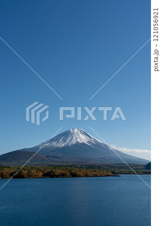 紅葉と冠雪した秋の富士山　本栖湖側 121056921