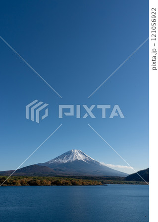紅葉と冠雪した秋の富士山　本栖湖側 121056922