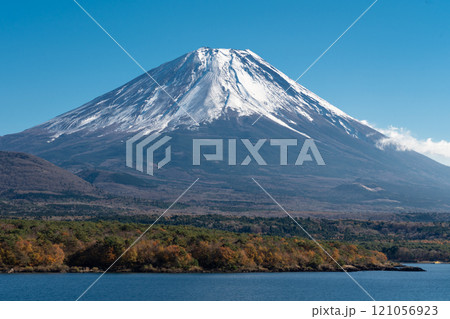 紅葉と冠雪した秋の富士山　本栖湖側 121056923