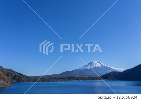 紅葉と冠雪した秋の富士山 本栖湖側 紅葉と冠雪した秋の富士山 本栖湖側 121056924