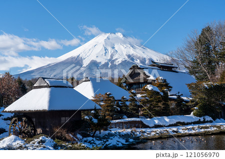 忍野八海から見る冬の富士山 121056970
