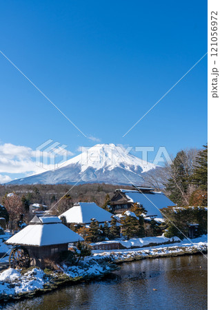 忍野八海から見る冬の富士山 121056972