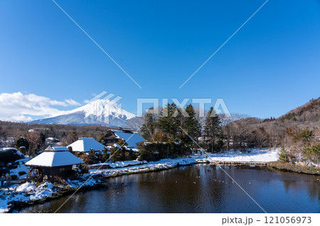 忍野八海から見る冬の富士山 忍野八海から見る冬の富士山 121056973