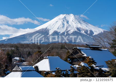 忍野八海から見る冬の富士山 121056975