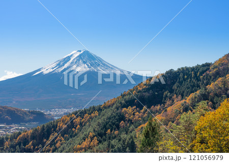 紅葉と冠雪した秋の富士山 富士見橋展望台 紅葉と冠雪した秋の富士山 富士見橋展望台 121056979