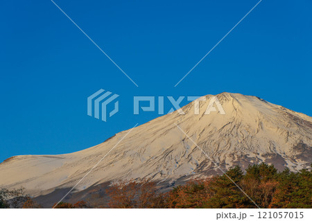 紅葉と冠雪した秋の富士山　道の駅 すばしり側 121057015