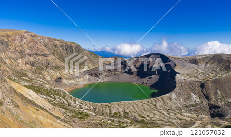 蔵王の御釜のパノラマ風景 蔵王の御釜のパノラマ風景 121057032