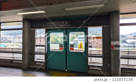 アストラムラインの牛田駅から見えるひろしんビッグウェーブ 121057139
