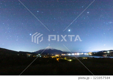 【山梨県_富士山_山中湖】沈み行くオリオン座・パノラマ台からの眺望 11月 121057584