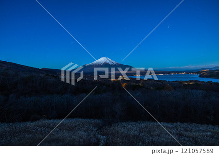 【山梨県_富士山_山中湖】沈み行くオリオン座・パノラマ台からの眺望 11月 【山梨県_富士山_山中湖】沈み行くオリオン座・パノラマ台からの眺望 11月 121057589