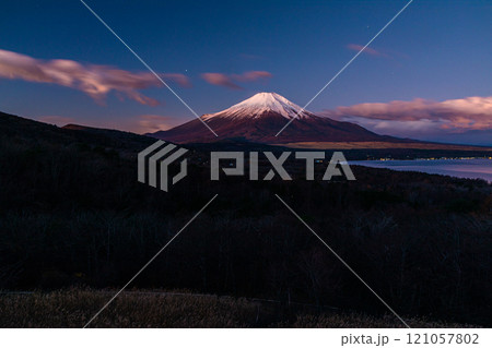 【山梨県_富士山_山中湖】沈み行くオリオン座・パノラマ台からの眺望 11月  121057802