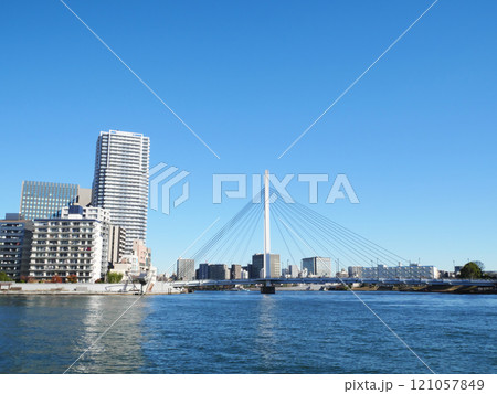隅田川に架かる中央大橋とマンション群|東京都中央区 隅田川に架かる中央大橋とマンション群|東京都中央区 121057849