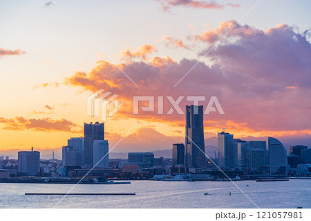 【神奈川県】横浜みなとみらいビル街の向こうに富士山　トワイライト夕景 121057981