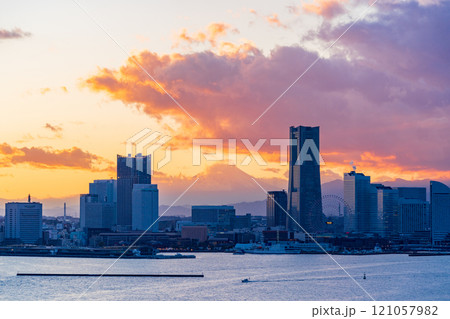 【神奈川県】横浜みなとみらいビル街の向こうに富士山 トワイライト夕景 【神奈川県】横浜みなとみらいビル街の向こうに富士山 トワイライト夕景 121057982